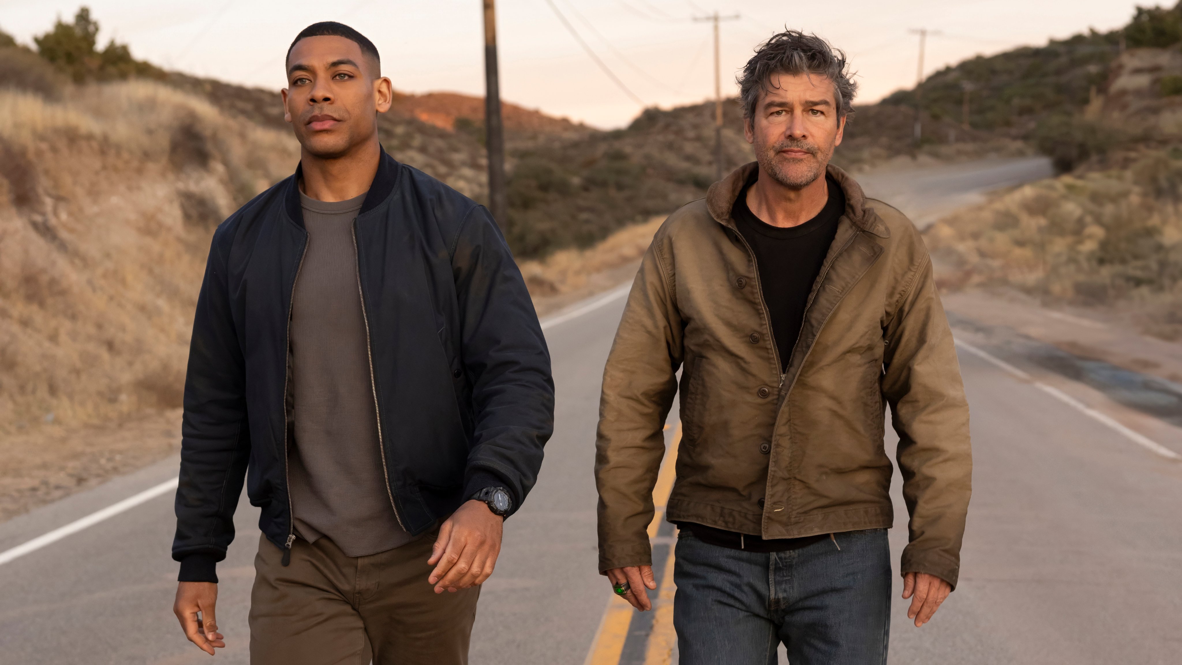 Première image du tournage de Lanterns, une série originale HBO de DC Studios, avec Aaron Pierre (John Stewart) et Kyle Chandler (Hal Jordan)