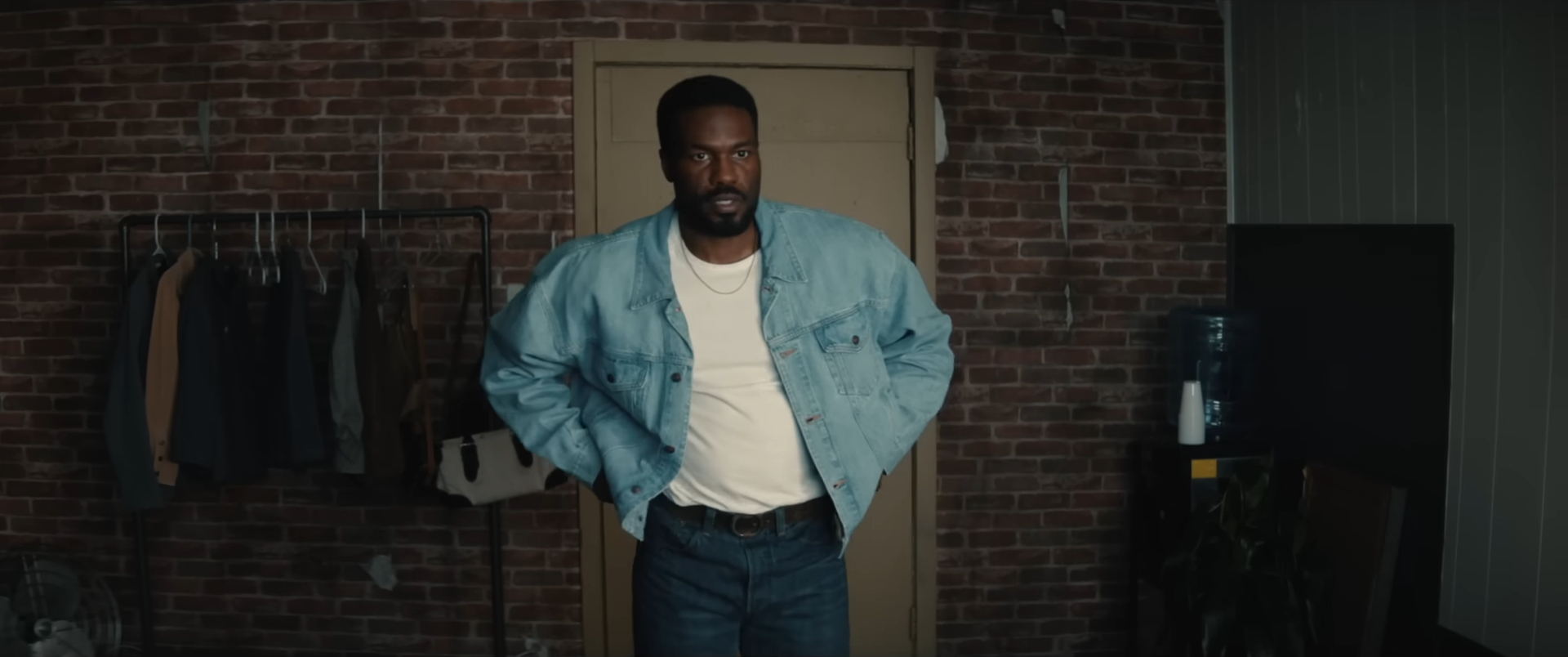 Simon Williams (Yahya Abdul-Mateen II) dans la série Disney+ Marvel Television Wonder Man